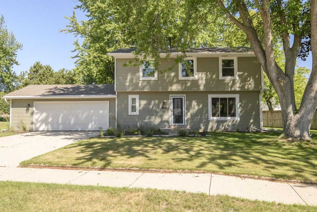 519 Greenfield DRIVE, Grafton, WI 53024