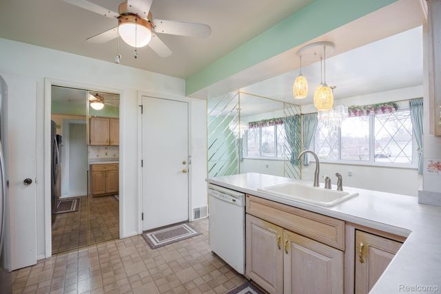 5121 McKinley Road, Warren, MI 48091