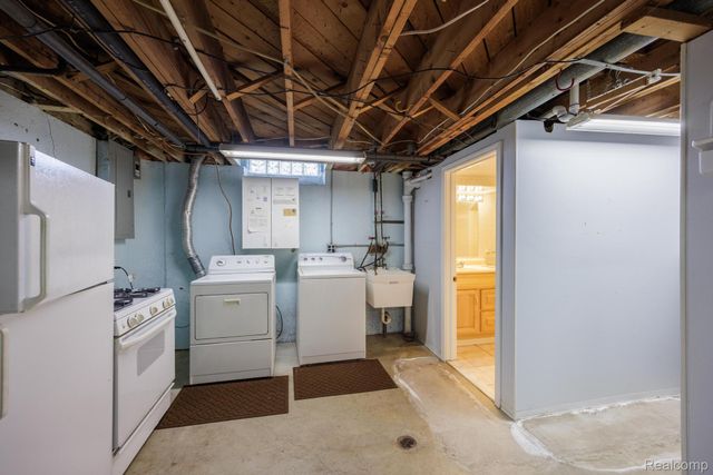 5121 McKinley Road, Warren, MI 48091