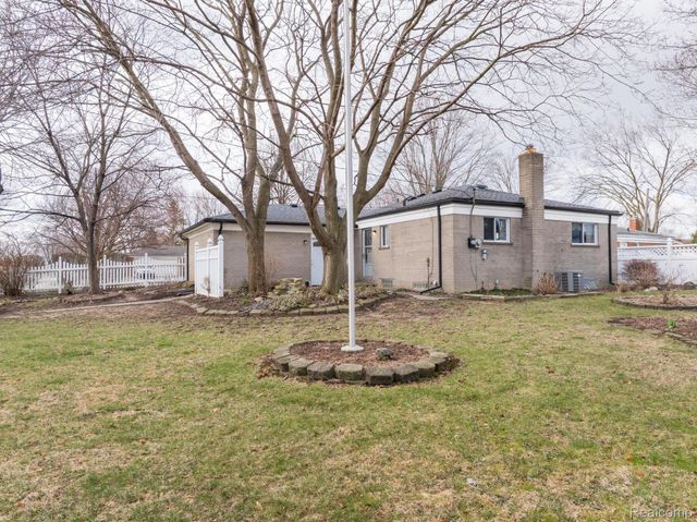 5121 McKinley Road, Warren, MI 48091