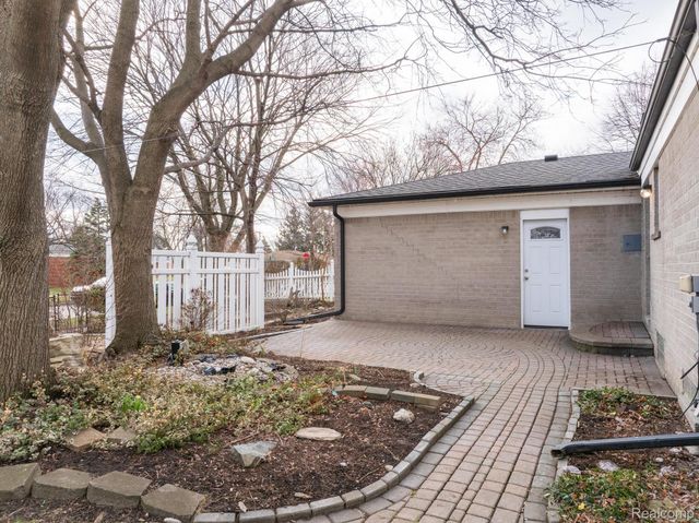 5121 McKinley Road, Warren, MI 48091