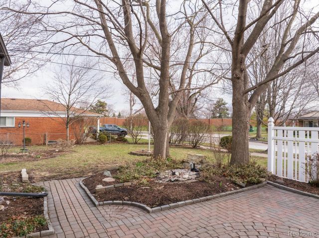 5121 McKinley Road, Warren, MI 48091