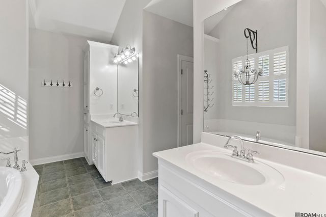 11924 Indigo Dr, St Francisville, LA 70775