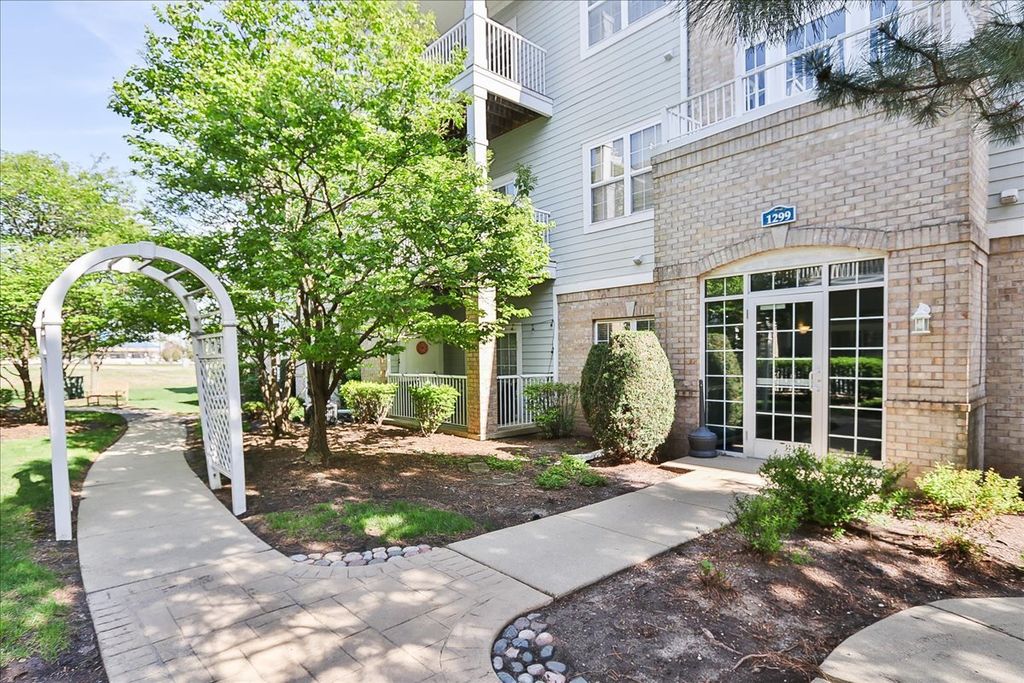 Image 2 of property listing at 1299 W Lake Street 306, Addison, IL 60101