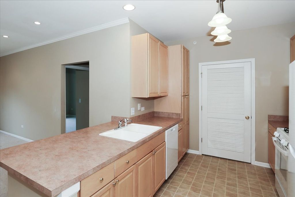 Image 15 of property listing at 1299 W Lake Street 306, Addison, IL 60101