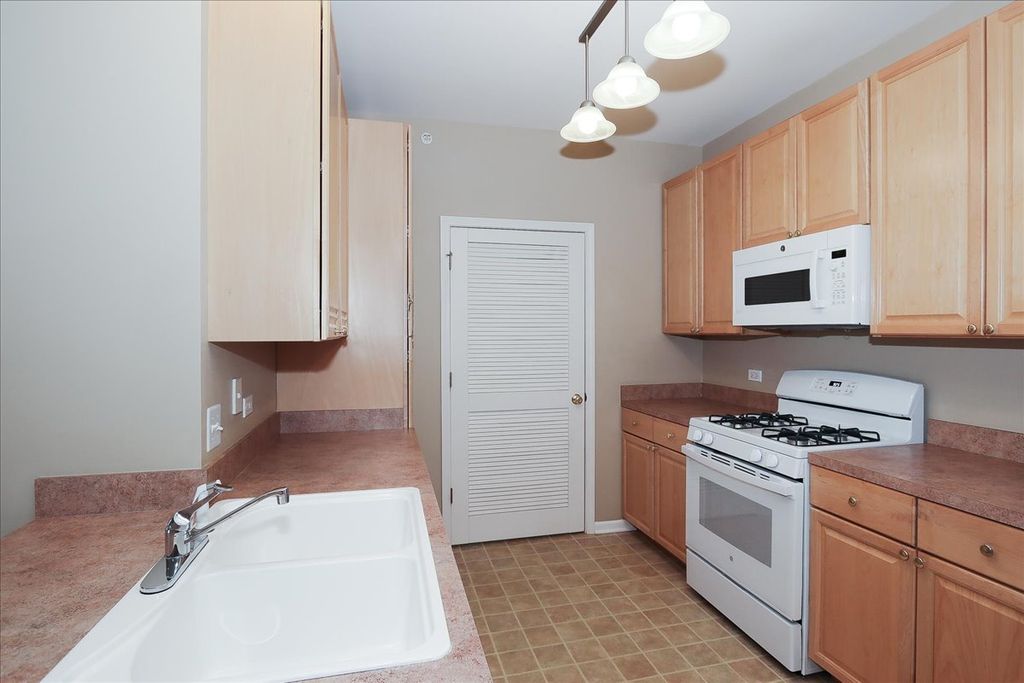 Image 16 of property listing at 1299 W Lake Street 306, Addison, IL 60101