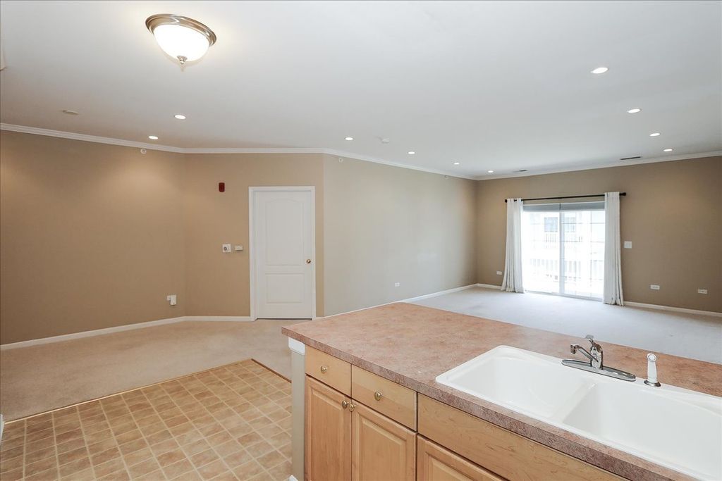 Image 17 of property listing at 1299 W Lake Street 306, Addison, IL 60101