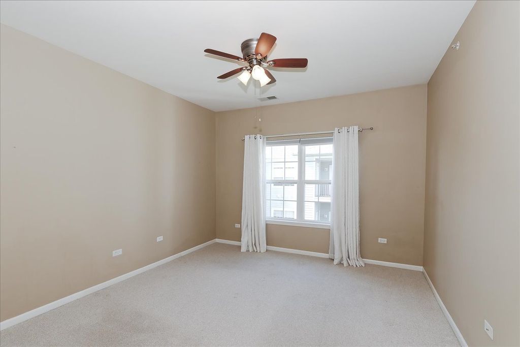 Image 18 of property listing at 1299 W Lake Street 306, Addison, IL 60101