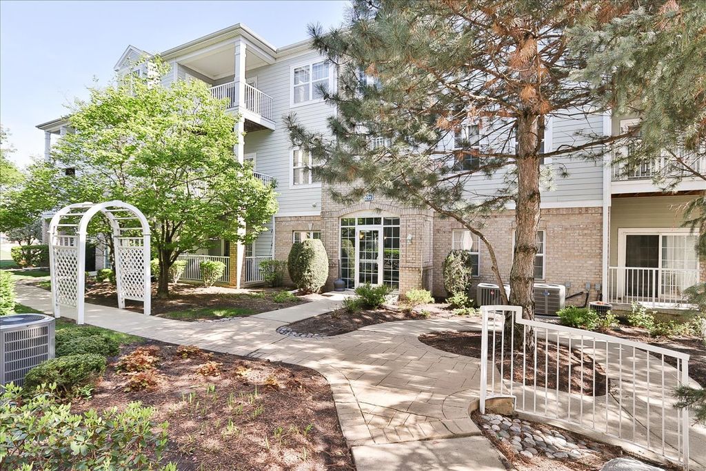 Image 3 of property listing at 1299 W Lake Street 306, Addison, IL 60101