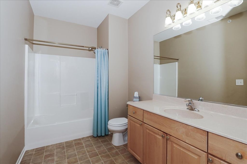 Image 21 of property listing at 1299 W Lake Street 306, Addison, IL 60101