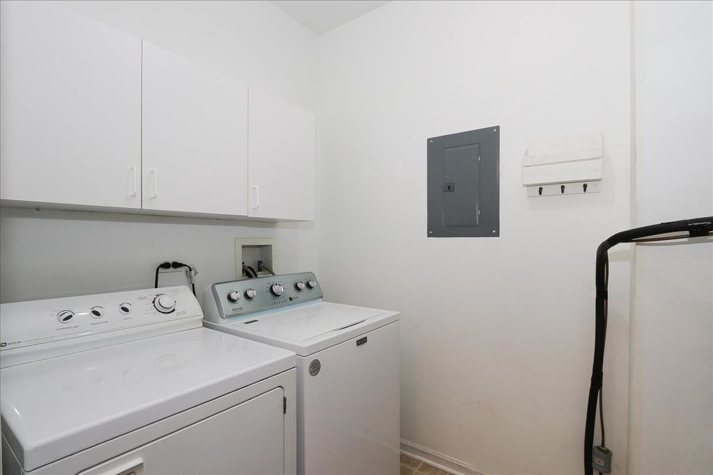 Image 25 of property listing at 1299 W Lake Street 306, Addison, IL 60101