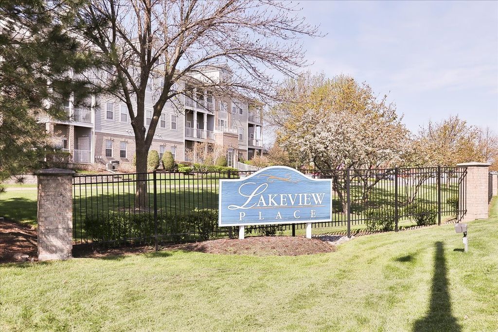 Image 4 of property listing at 1299 W Lake Street 306, Addison, IL 60101