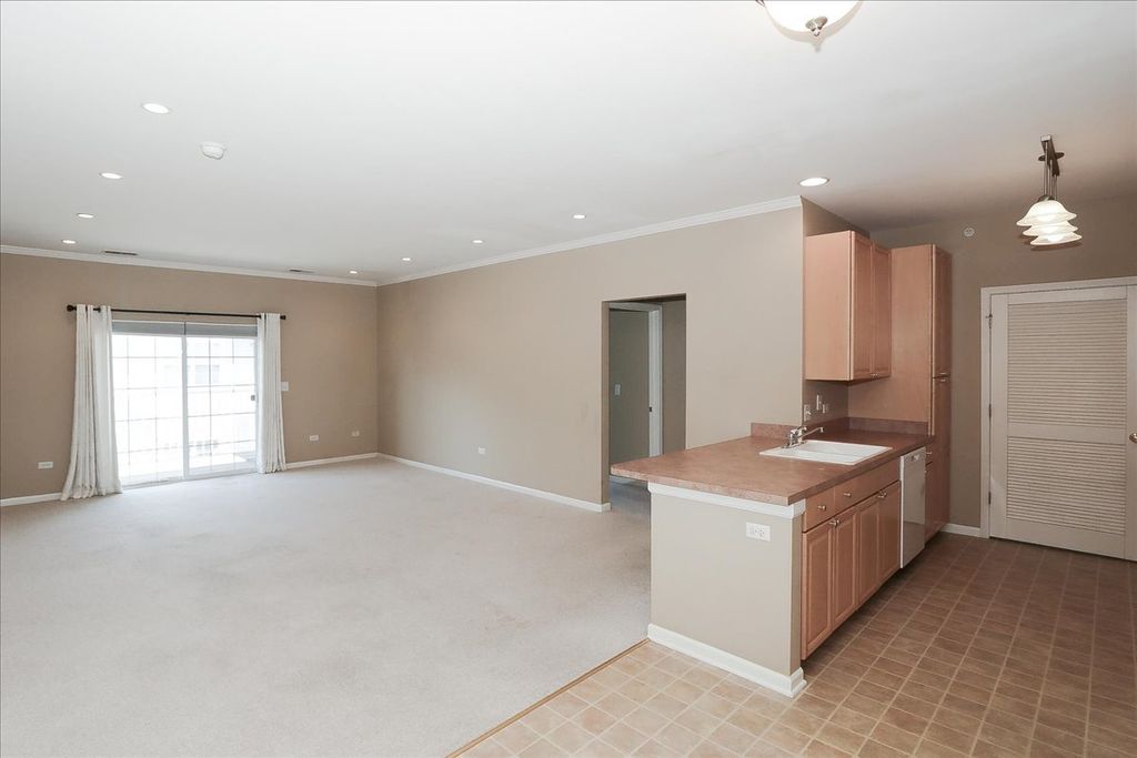 Image 5 of property listing at 1299 W Lake Street 306, Addison, IL 60101