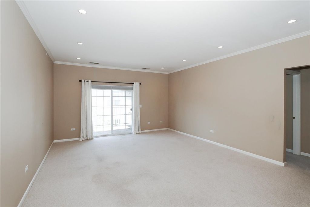 Image 6 of property listing at 1299 W Lake Street 306, Addison, IL 60101