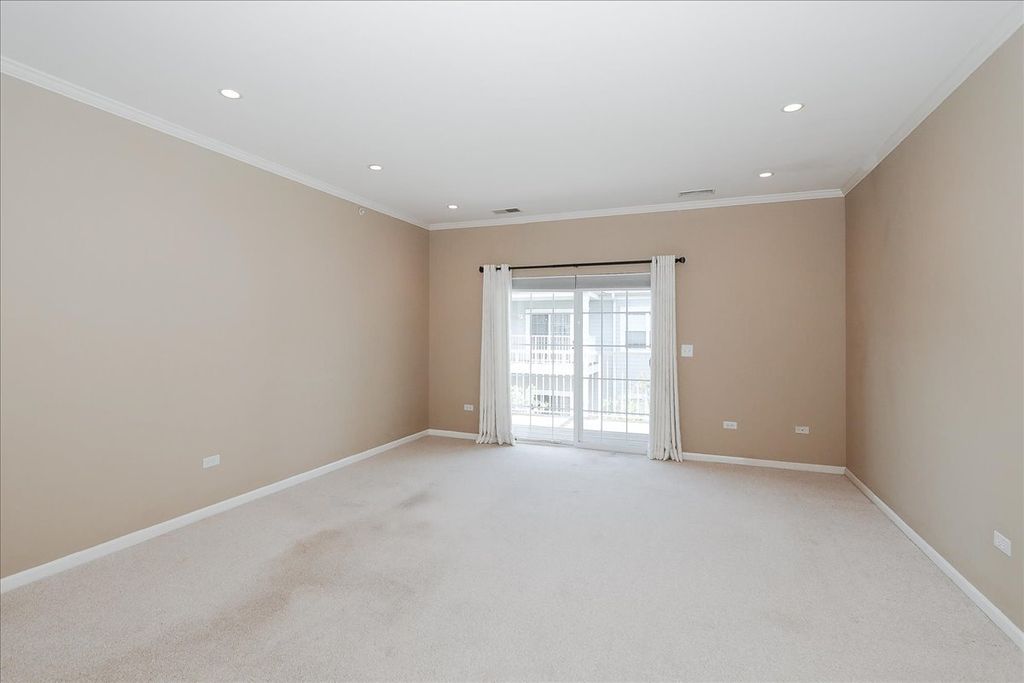 Image 8 of property listing at 1299 W Lake Street 306, Addison, IL 60101