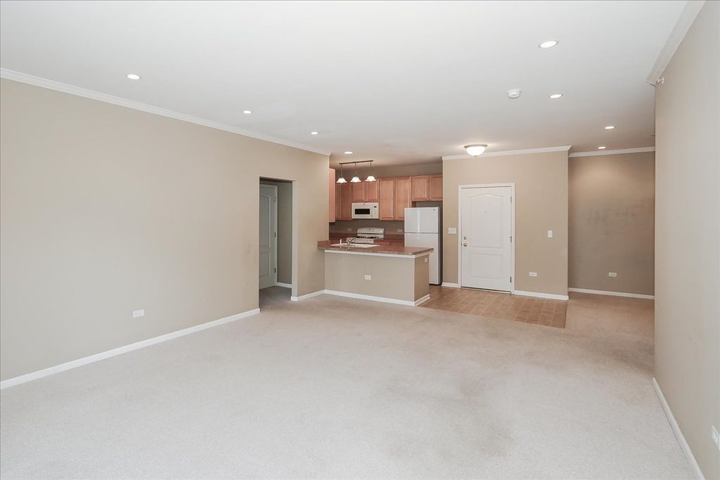 Image 9 of property listing at 1299 W Lake Street 306, Addison, IL 60101