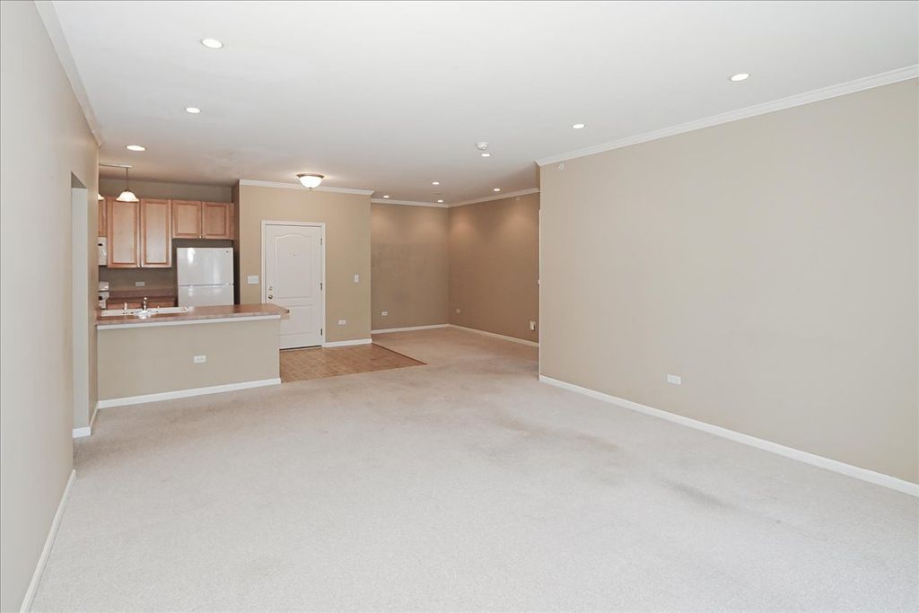 Image 10 of property listing at 1299 W Lake Street 306, Addison, IL 60101