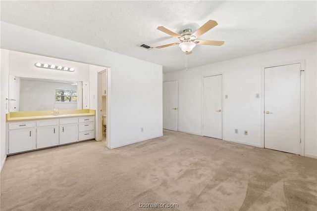 2901 Oakside Drive, Bryan, TX 77802