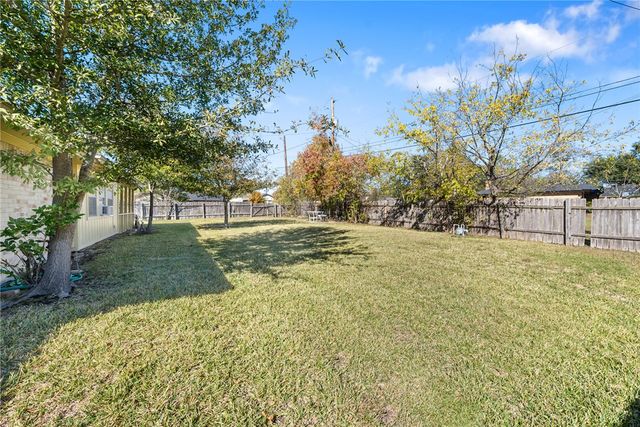 2901 Oakside Drive, Bryan, TX 77802