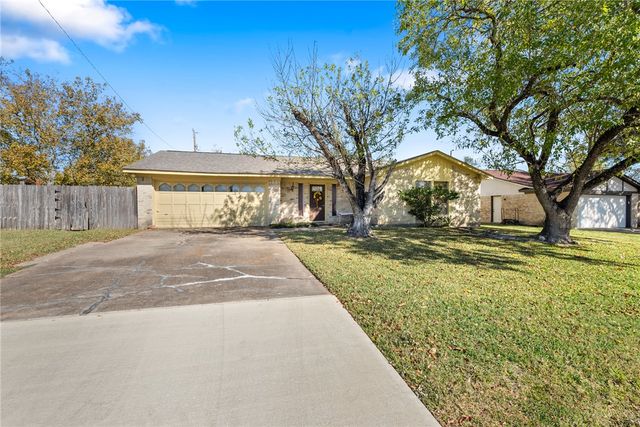 2901 Oakside Drive, Bryan, TX 77802