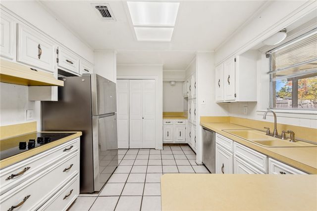 2901 Oakside Drive, Bryan, TX 77802