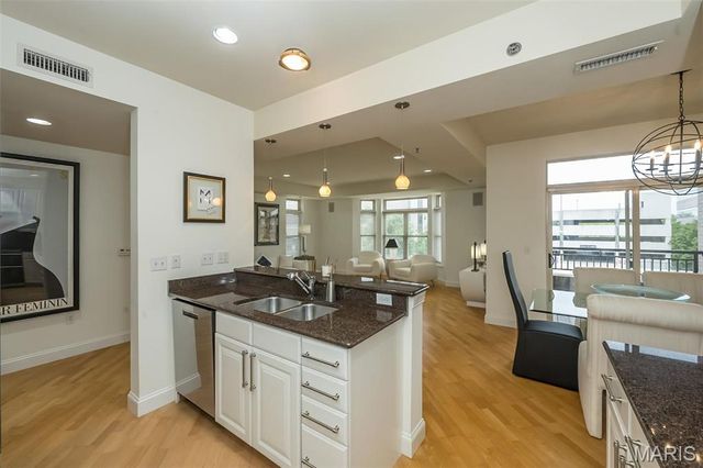 842 N New Ballas Court 103, St Louis, MO 63141