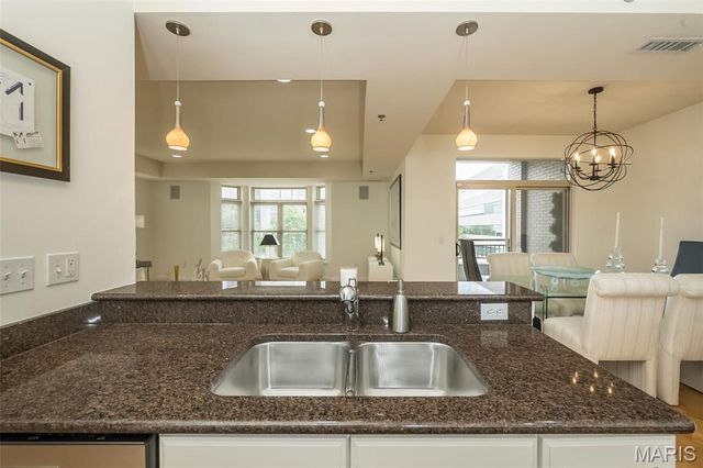 842 N New Ballas Court 103, St Louis, MO 63141