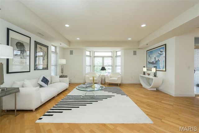 842 N New Ballas Court 103, St Louis, MO 63141