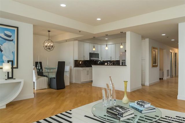 842 N New Ballas Court 103, St Louis, MO 63141