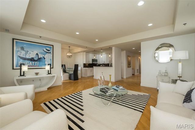 842 N New Ballas Court 103, St Louis, MO 63141