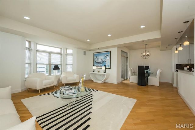 842 N New Ballas Court 103, St Louis, MO 63141