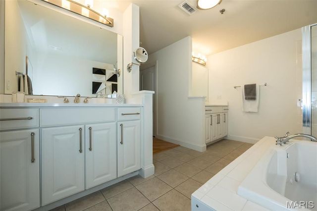 842 N New Ballas Court 103, St Louis, MO 63141