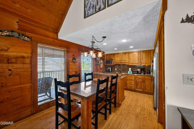 2307 Smoky Mountain Court, Gatlinburg, TN 37738