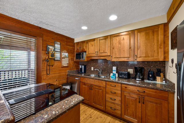 2307 Smoky Mountain Court, Gatlinburg, TN 37738