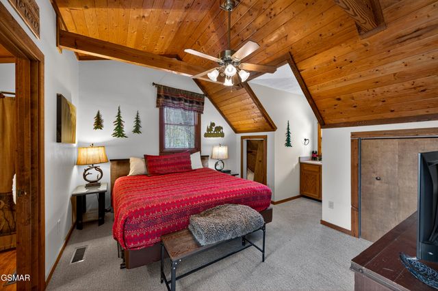 2307 Smoky Mountain Court, Gatlinburg, TN 37738