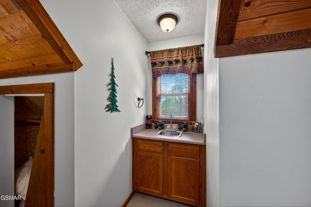 2307 Smoky Mountain Court, Gatlinburg, TN 37738