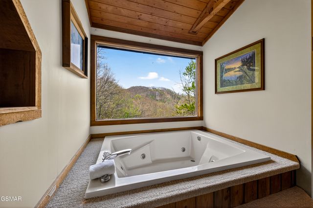 2307 Smoky Mountain Court, Gatlinburg, TN 37738