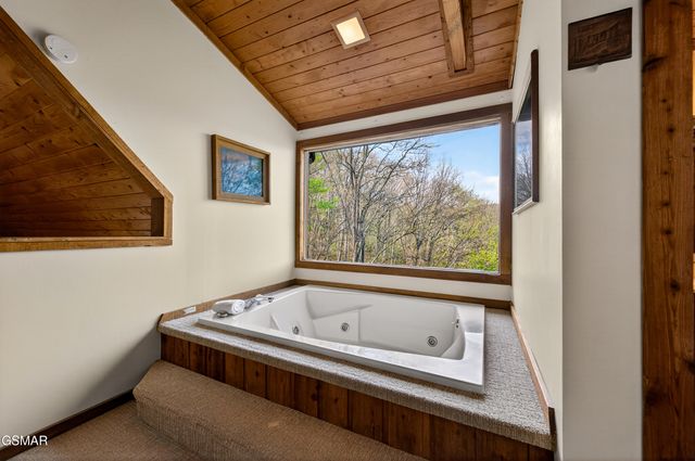 2307 Smoky Mountain Court, Gatlinburg, TN 37738