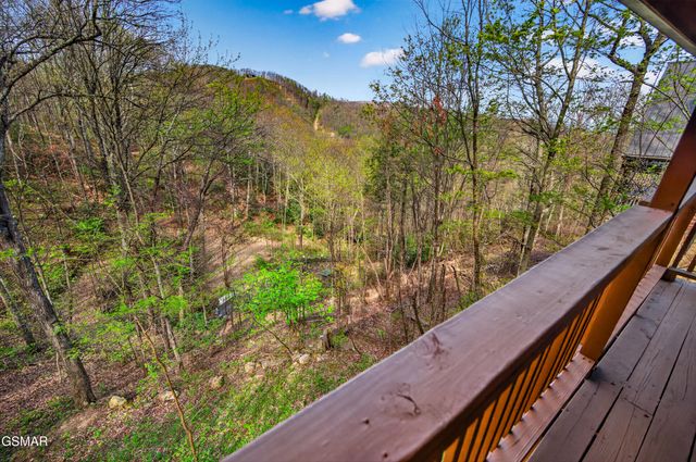 2307 Smoky Mountain Court, Gatlinburg, TN 37738
