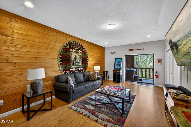 2307 Smoky Mountain Court, Gatlinburg, TN 37738