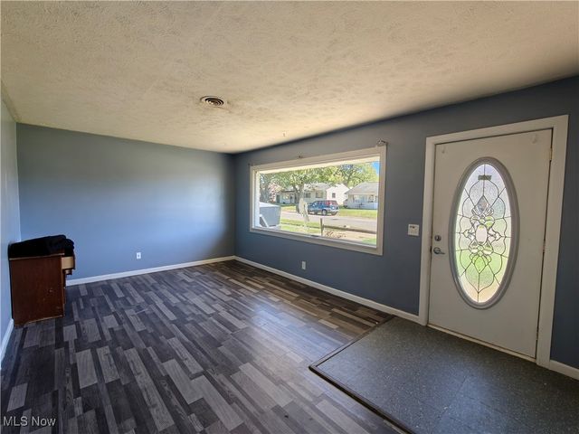 2215 Willowrow Avenue NE, Canton, OH 44705