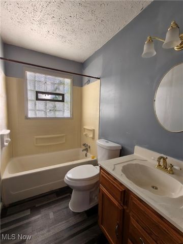 2215 Willowrow Avenue NE, Canton, OH 44705