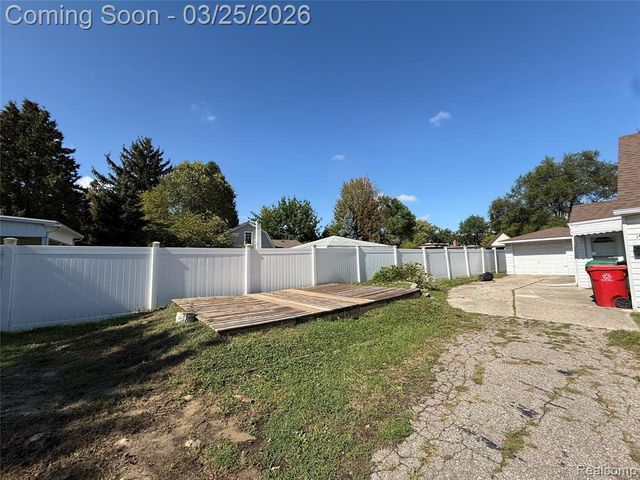 19071 Toepfer Drive, Eastpointe, MI 48021
