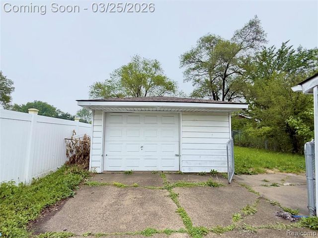 19071 Toepfer Drive, Eastpointe, MI 48021