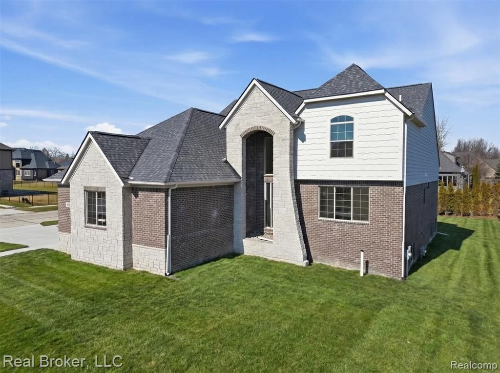 35957 Windridge Drive, New Baltimore, MI 48047