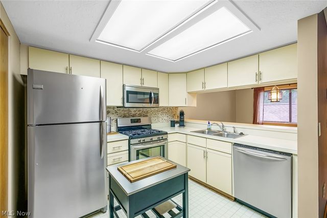 593 Meredith Lane, Cuyahoga Falls, OH 44223