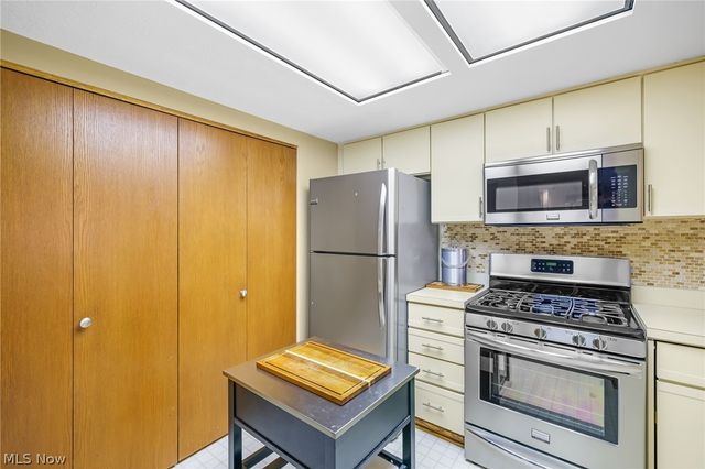593 Meredith Lane, Cuyahoga Falls, OH 44223