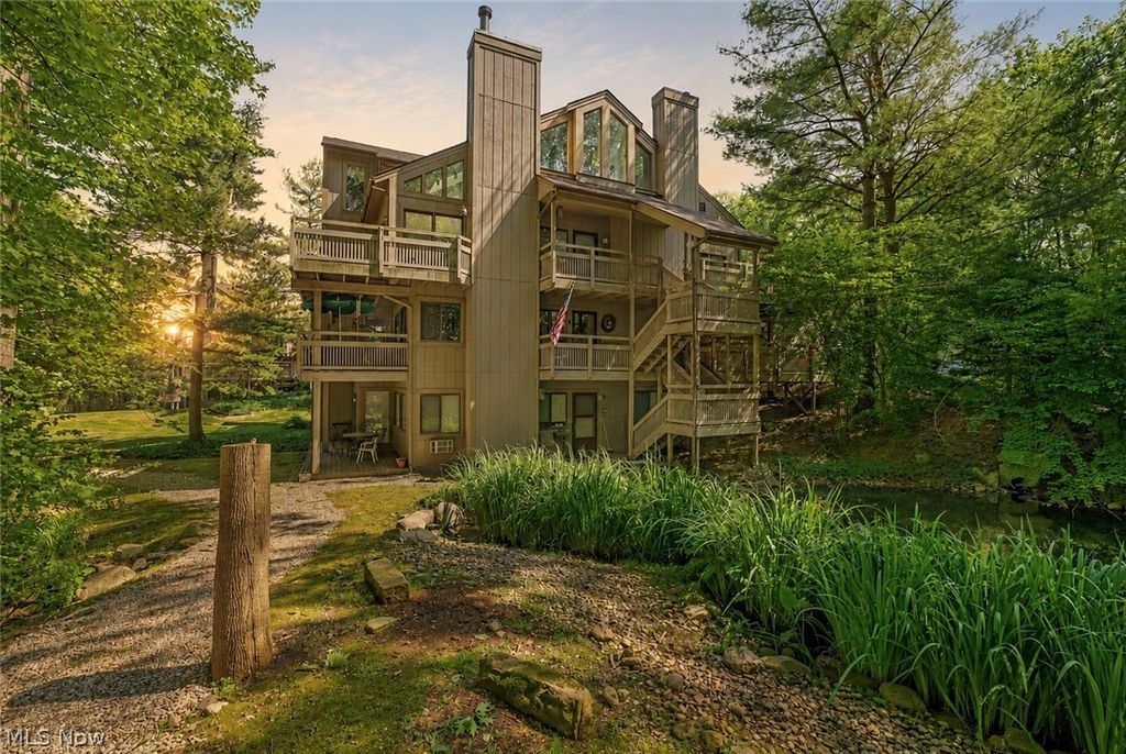 593 Meredith Lane, Cuyahoga Falls, OH 44223