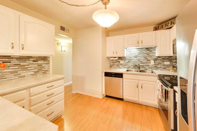 5840 W 104th Street 415, Oak Lawn, IL 60453