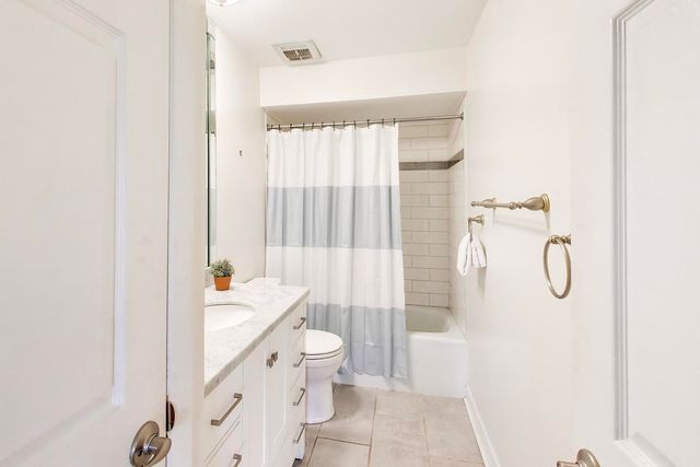 5840 W 104th Street 415, Oak Lawn, IL 60453